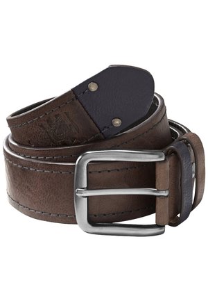 Bruine lederen riem met zwart genaaide uiteinden, zilverkleurige rechthoekige gesp en geperst logo, keurig opgerold tegen een witte achtergrond.