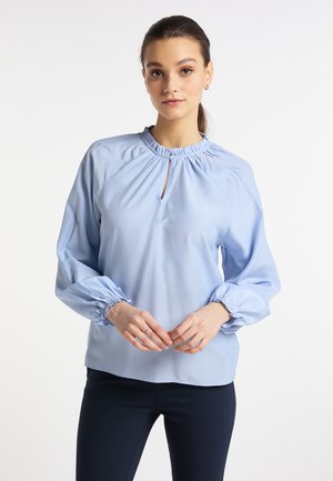 Lichtblauwe blouse met een gathered hals en keyhole-details, met lange, puffed mouwen met elastische manchetten en een gladde textuur.