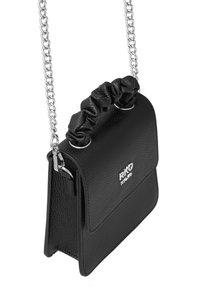 Borsa a mano in pelle nera con finitura testurizzata, tracolla a catena e manico arricciato. Presenta una chiusura a pattina magnetica e dettaglio del logo in argento.