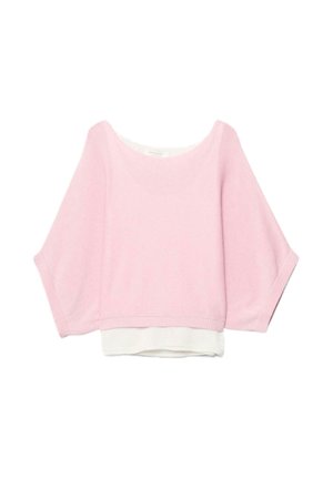 Pull en maille rose clair avec larges manches chauve-souris, superposé sur un haut blanc, présenté sur un fond blanc.