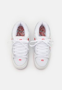 Globe FUSION - Skate shoes - white/red