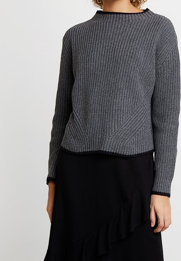 Pull tricoté gris foncé avec une texture côtelée, col rond et bordure noire contrastée. Présente une coupe décontractée et un design court.