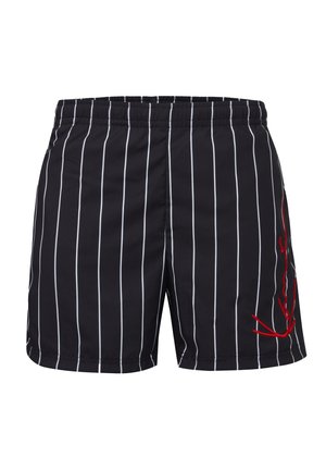 Svarta badshorts med vertikala vita ränder, elastisk midja och en röd broderad detalj på sidan.