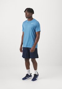 Nike Performance CREW SOLID - Spordi T-särk - aegean storm