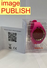 Montre en silicone rose avec un cadran rouge pailleté, des marqueurs et des aiguilles dorés, présentée dans un emballage transparent avec un manuel d'instructions.