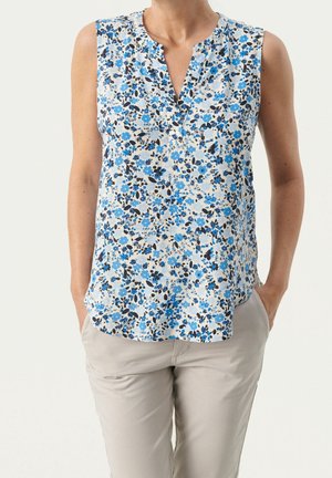 Květinová bezramínková blůza s modro-bílým vzorem, výstřihem do V, lehkým materiálem a uvolněným střihem. Slaďte s béžovými kalhotami.