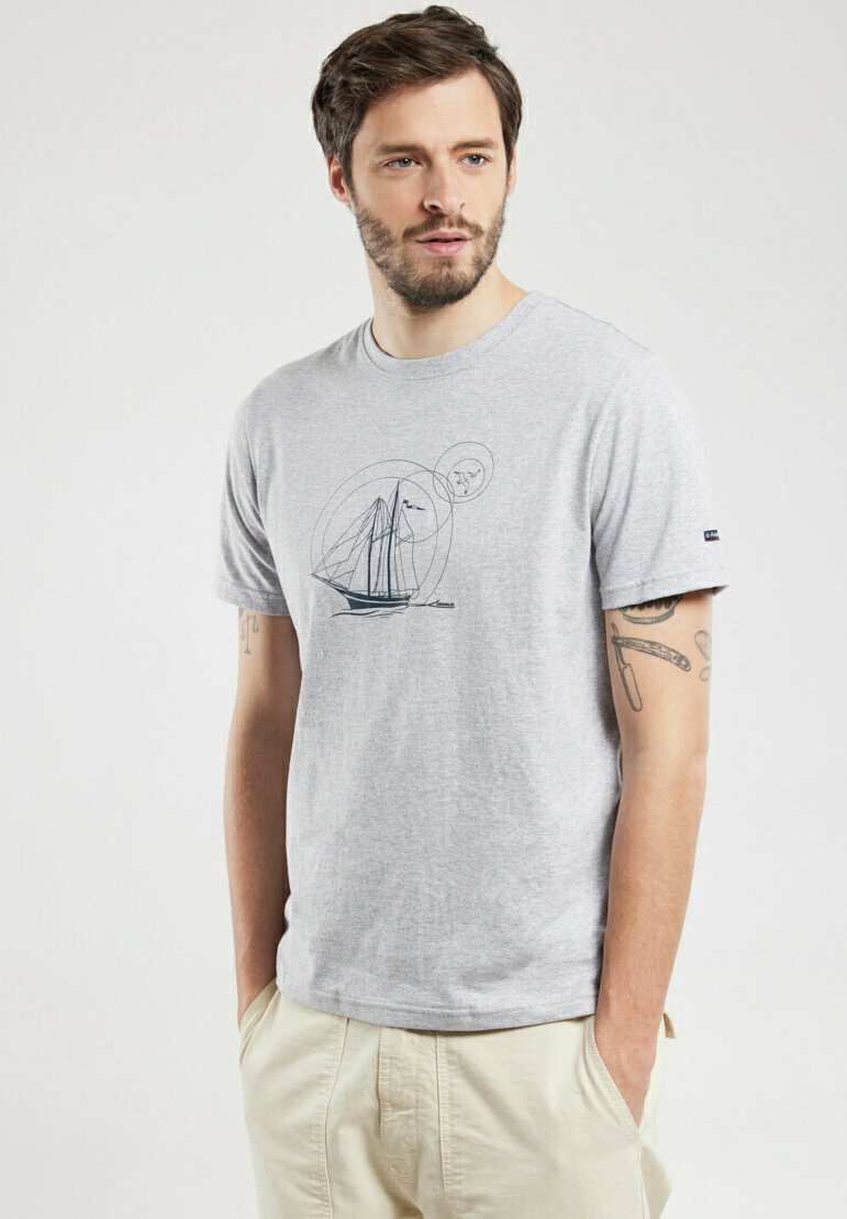 T-shirt en coton gris avec un graphique de voilier en bleu foncé. Manches courtes et col rond. Texture douce avec coupe standard.