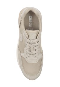 Jasnobeżowe trampki z tekstylnym i zamszowym wierzchem, okrągłym noskiem, płaskimi sznurowadłami, wyściełanym kołnierzem i teksturowaną podeszwą. Posiadają logo po bokach i na języku.