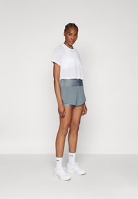 Nike Performance SWIFT SHORT - Sport rövidnadrágok - smoke grey/reflective silver