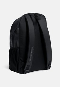 Zaino nero con una texture liscia, spallacci imbottiti e regolabili, tasca laterale e un'etichetta #PLANETWATER. Design elegante e funzionale.