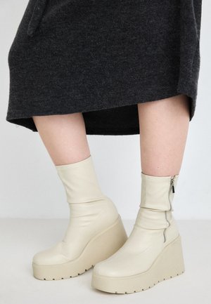 Platform ankle boots - off-white