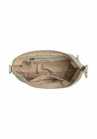 Interno di una borsa a tracolla in pelle grigio chiaro con una fodera beige, dotato di una tasca con zip e due scomparti aperti per l'organizzazione.
