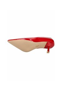 Chaussure à talon haut en cuir verni rouge avec un bout pointu, semelle beige et un accent doré distinctif sur le talon. Texture lisse et brillante.