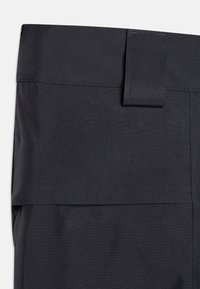 Tamno sive hlače s glatkom, teksturiranom tkaninom. Imaju širok pojas i elegantan, ravni kroj. Minimalni detalji šavova su vidljivi.