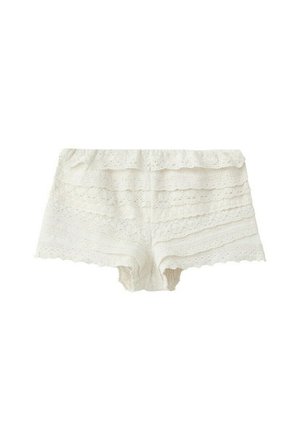 Pantaloncini bianchi in pizzo con bordi smerlati a strati e vita elastica, ideali per un look femminile e delicato.