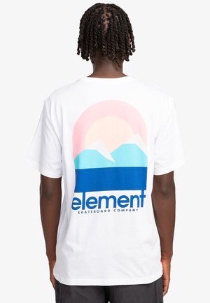 Camisa blanca con un gráfico de montañas y un atardecer en rosa, azul y aqua, con "element skateboard company" en texto azul.