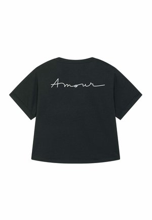 T-shirt nera a maniche corte con la parola scritta a mano "Amour" in bianco sul retro. Design semplice, stile casual.