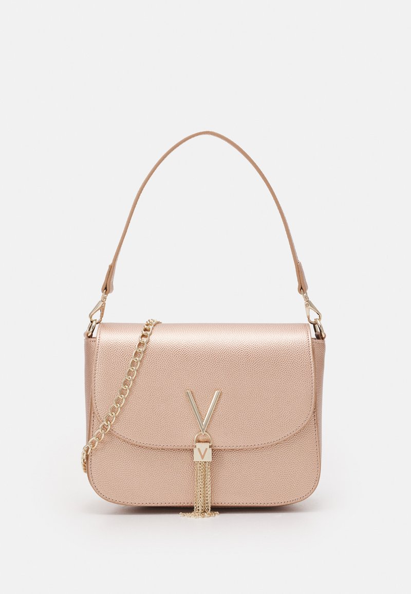Sac à bandoulière en or rose avec finition texturée, chaîne et sangle en cuir, accent de quincaillerie en V et détail de pompon au fermoir.