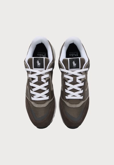 Ζευγάρι καφέ sneakers Polo Ralph Lauren με λευκά κορδόνια, διχτυωτά πάνελ και λευκό εσωτερικό, απεικονισμένα από ψηλά σε απλό φόντο.