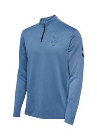 Lichtblauwe herenpullover met lange mouwen, een kraag met een ritssluiting tot een kwart en twee chevron-logo's op de borst en de bovenarm.