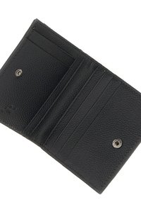 Portafoglio in pelle nera con superficie testurizzata, multiple fessure per carte e chiusura a scatto. L'interno presenta un rivestimento liscio.