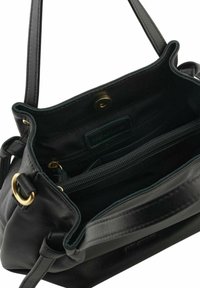 Borsa a mano in pelle nera con hardware dorato, dotata di tasca con zip e foderatura in tessuto. L'interno presenta più scomparti per l'organizzazione.