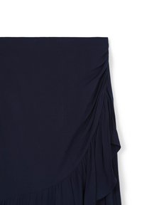 Gonna blu scuro con dettagli in tessuto drappeggiato e plissettato asimmetrico su un lato, su sfondo bianco.