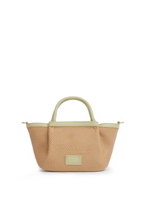 Borsa tote beige intrecciata con manici e rifiniture in pelle verde chiaro, etichetta frontale rettangolare e ampia apertura superiore.