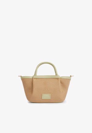Sac cabas beige tissé avec poignées en cuir vert pâle et garniture, étiquette frontale rectangulaire et large ouverture supérieure.