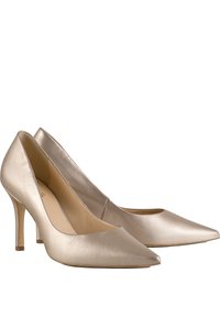 Escarpins métalliques dorés à talons hauts, avec un bout pointu et une texture en cuir lisse. Ils présentent un design élégant et un talon fin et angulé.