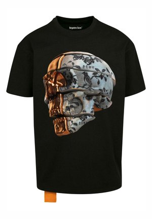 Čierne tričko s trojrozmerným grafickým motívom lebky so modrým kvetinovým vzorom a kovovými zlatými akcentmi. Obsahuje kontrastnú oranžovú nášivku.