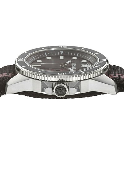 Vue latérale d'une montre-bracelet en acier inoxydable avec cadran noir, lunette tournante et bracelet tissé texturé foncé.
