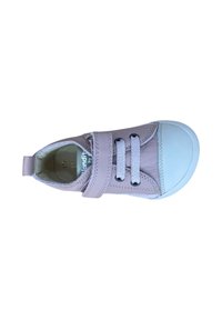 Zapato de cuero rosa claro con punta de goma blanca. Presenta cordones elásticos y una correa de Velcro para cierre. Textura suave y forma redondeada.