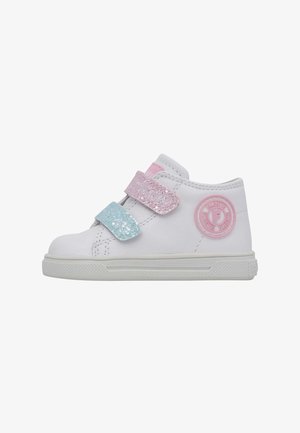 Baskets blanches pour enfants avec des bandes Velcro pailletées roses et bleues et un logo circulaire rose sur le côté.