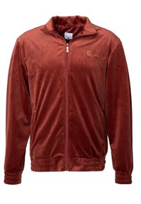 Sammetströja med dragkedja i rostfärgad röd med ribbstickade muddar och fåll, med en subtil broderad logotyp på vänster sida av bröstet.