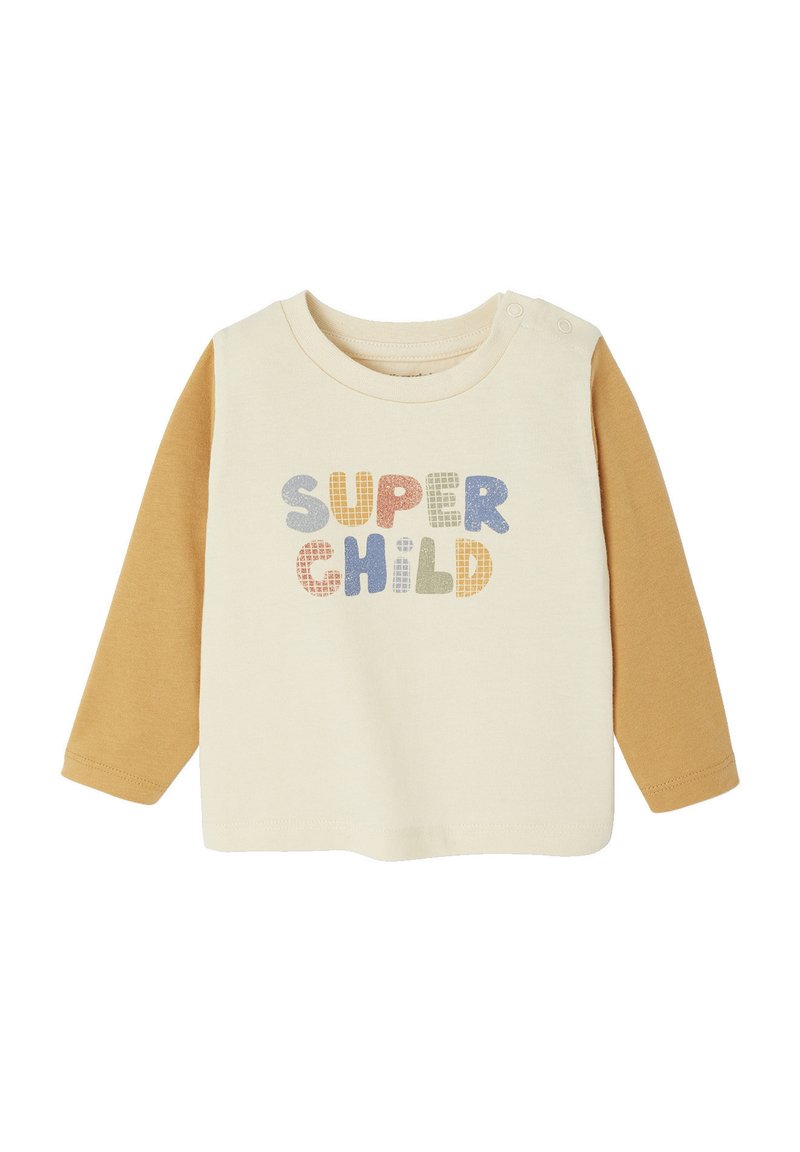 Langarm-T-Shirt in Creme mit Senfgelben Ärmeln. Mit "SUPER KIND" in bunten, gemusterten Buchstaben bedruckt. Weicher Stoff, runder Halsausschnitt.