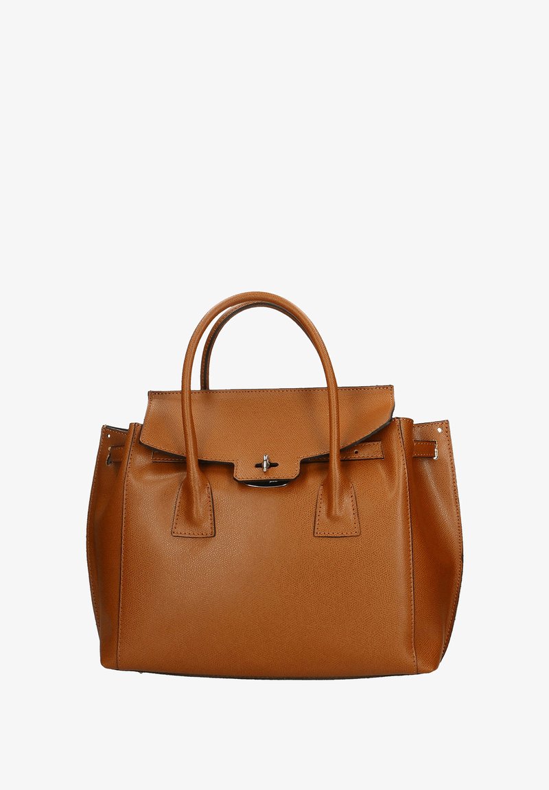 Borsa a tracolla in pelle tan con doppio manico superiore, forma strutturata, chiusura a patta e dettagli in metallo argentato. Superficie testurizzata e tasche laterali.