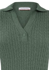 Gilet tricoté vert avec un col en V et un col. Présente un motif en tricot torsadé et un seul bouton au niveau du cou. Étiquette de la marque visible.