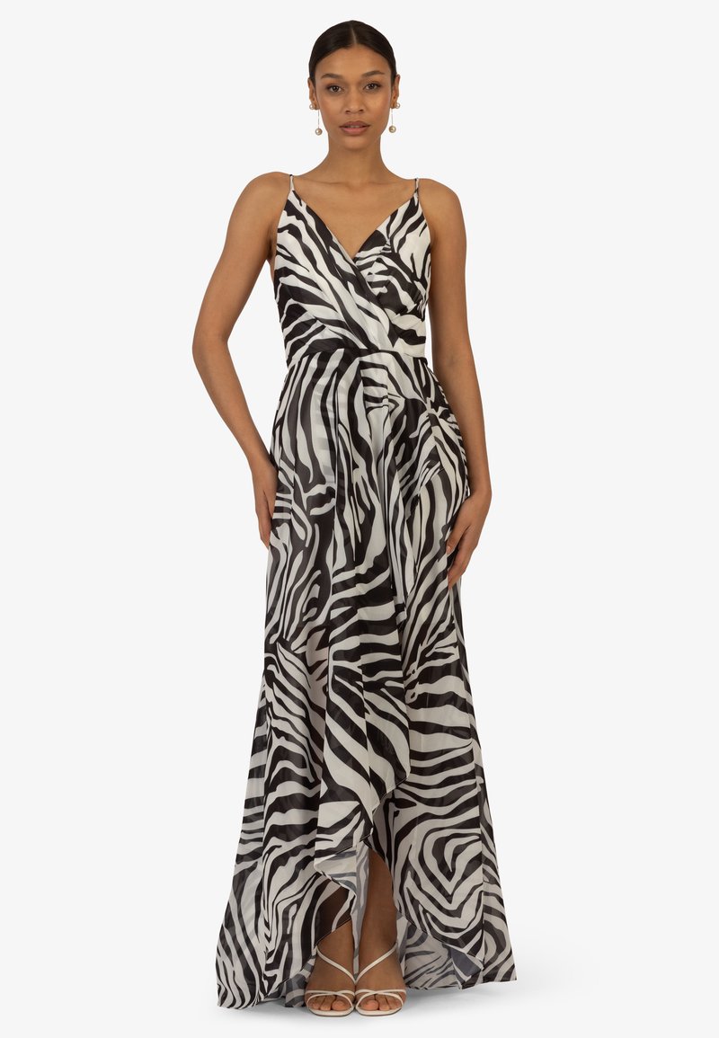 Schwarzes und weißes Zebramuster-Maxikleid mit V-Ausschnitt, dünnen Trägern und einem fließenden Schnitt, der einen Schlitz vorne hat.