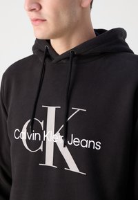 Calvin Klein Jeans REGULAR HOODIE WITH BIG MONOLOGO WITH INSTITUTIONAL - Sweat à capuche - black