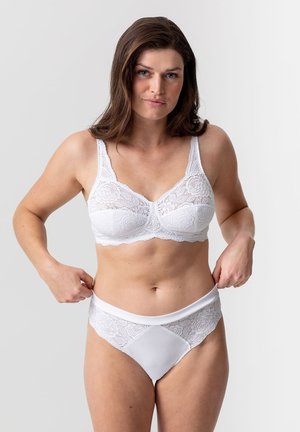 Ensemble de lingerie en dentelle blanche composé d'un soutien-gorge et d'un culotte assortis. Le soutien-gorge présente des détails en dentelle florale, des bretelles larges et une bande douce. La culotte possède une bordure en dentelle similaire.