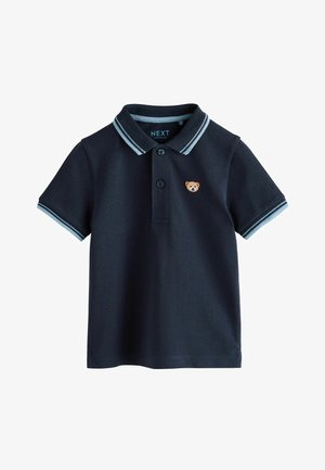 Granatowa koszulka polo wykonana z fakturowanej tkaniny, z kołnierzykiem i jasnoniebieskimi akcentami na kołnierzu i rękawach. Zawiera emblemat misia.