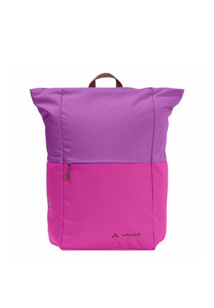 Mochila Vaude de color púrpura brillante y rosa con asa superior, bolsillo delantero con cremallera y forma rectangular sobre fondo blanco.