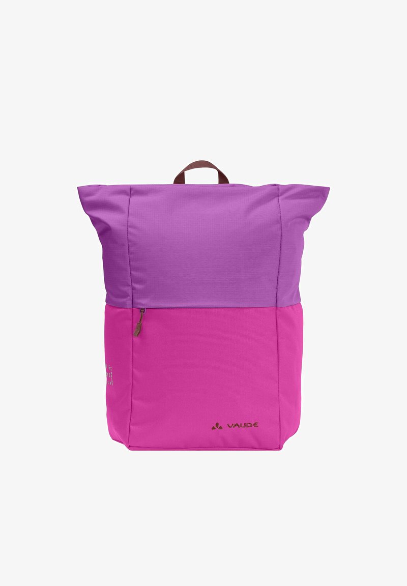 Sac à dos Vaude violet vif et rose avec poignée supérieure, poche frontale zippée et forme rectangulaire sur fond blanc.