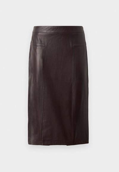 Jupe crayon en cuir marron avec une texture lisse, dotée d'une taille haute, de deux poches avant et d'une coupe au niveau du genou.