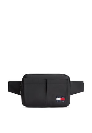 Schwarze rechteckige Bauchtasche mit zwei Fronttaschen und einem Tommy Jeans Logo-Patch auf der unteren rechten Tasche.