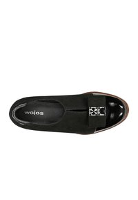 Černá semišová bota s lesklou černou lakovanou špičkou. Disponuje dekorativním páskem s čtvercovým kovovým akcentem. Uvnitř je označena značkou "wojas."