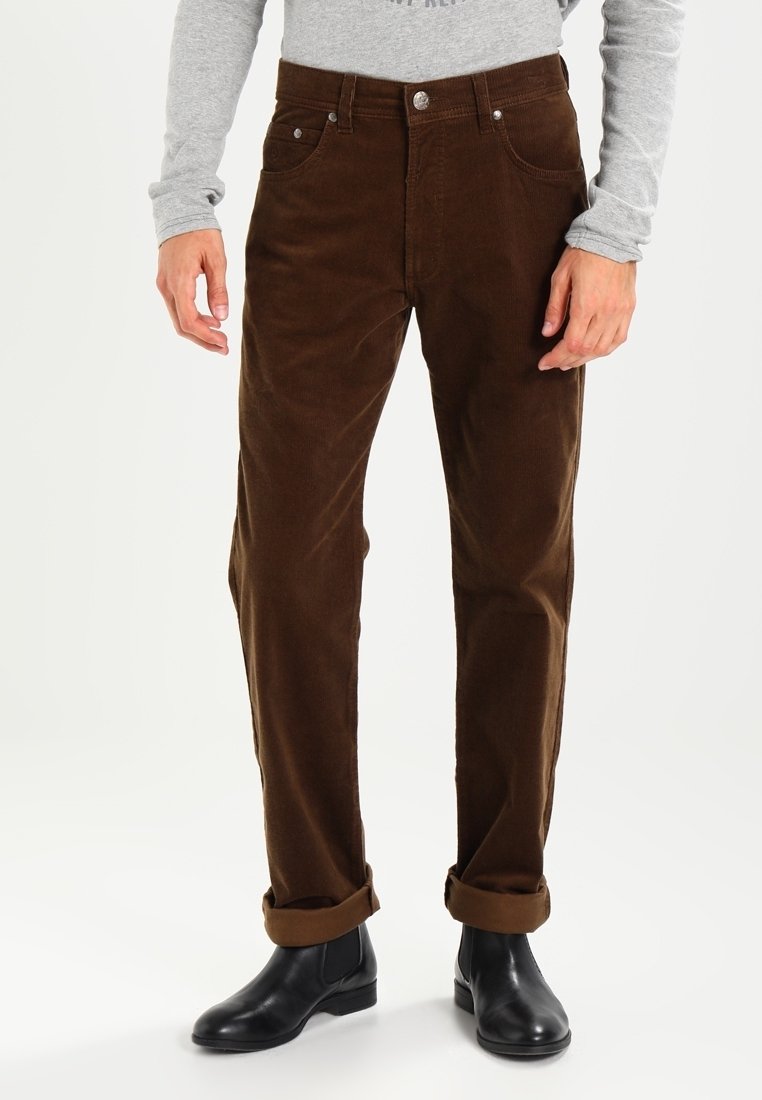 Bruna kordbyxor med slim fit, med knappslutning, två framfickor och uppvikta fållar, som bärs med svarta ankelstövlar.