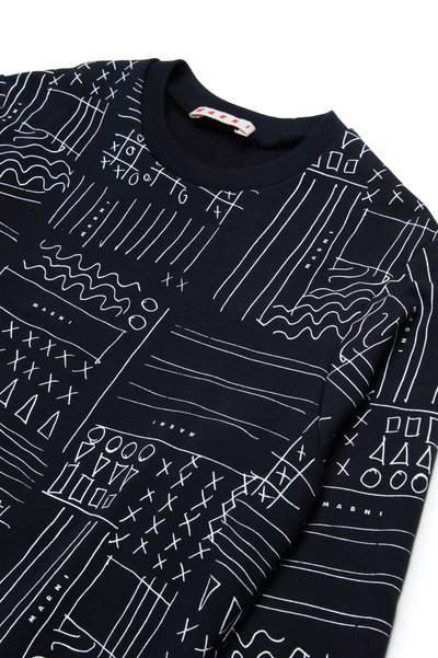 Felpa nera a maniche lunghe con audaci motivi grafici bianchi di linee, forme e testo. Collo a giro classico e texture morbida.