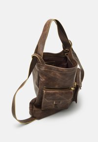 Sac cabas en cuir marron avec une finition texturée, des ferrures dorées et une poche extérieure zippée. Bandoulière réglable pour un transport facile.